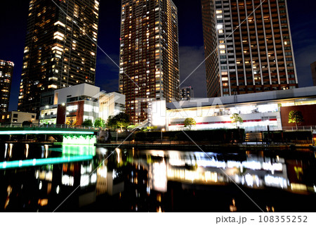 芝浦アイランドの超高層ビル群の夜景 芝浦アイランドの超高層ビル群の夜景 108355252