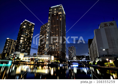 芝浦アイランドの超高層ビル群の夜景 108355259