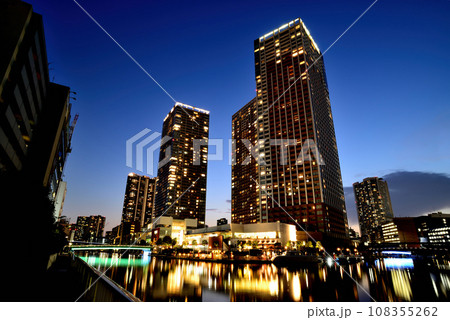 芝浦アイランドの超高層ビル群の夜景 芝浦アイランドの超高層ビル群の夜景 108355262