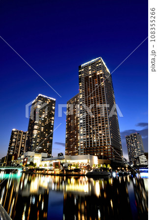 芝浦アイランドの超高層ビル群の夜景 芝浦アイランドの超高層ビル群の夜景 108355266