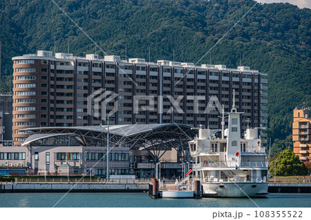 琵琶湖大津港に停泊する観光船 琵琶湖大津港に停泊する観光船 108355522