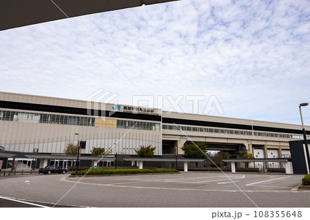 北陸新幹線黒部宇奈月温泉駅前の風景 108355648