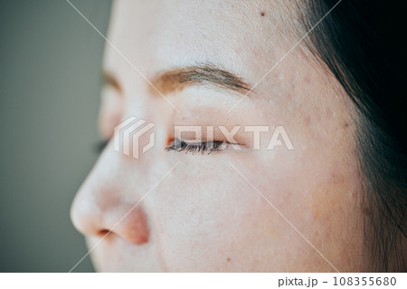 30代女性の目 108355680