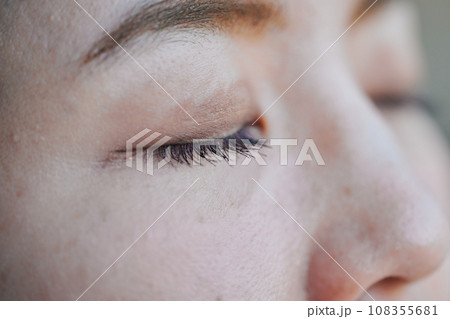 30代女性の目 108355681