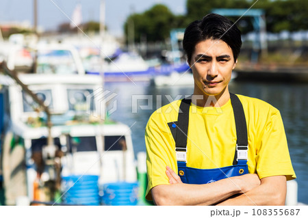 漁港に立つ若い漁業従事者 漁港に立つ若い漁業従事者 108355687