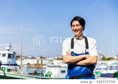 漁港に立つ若い漁業従事者 漁港に立つ若い漁業従事者 108355708