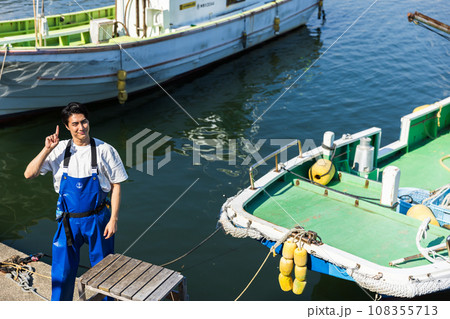 漁港に立つ若い漁業従事者 漁港に立つ若い漁業従事者 108355713