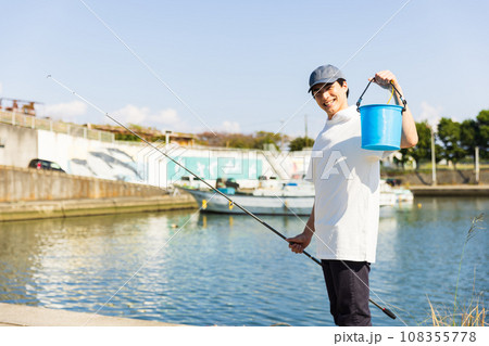 趣味の釣りを楽しむ男性 趣味の釣りを楽しむ男性 108355778