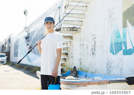 趣味の釣りを楽しむ男性 108355807