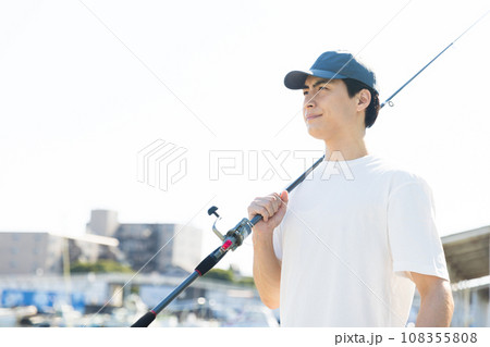 趣味の釣りを楽しむ男性 108355808