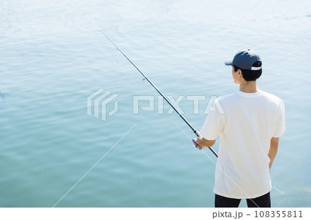 趣味の釣りを楽しむ男性 108355811
