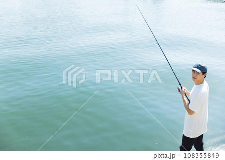 趣味の釣りを楽しむ男性 108355849