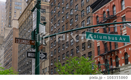 ニューヨークの街角 108355860