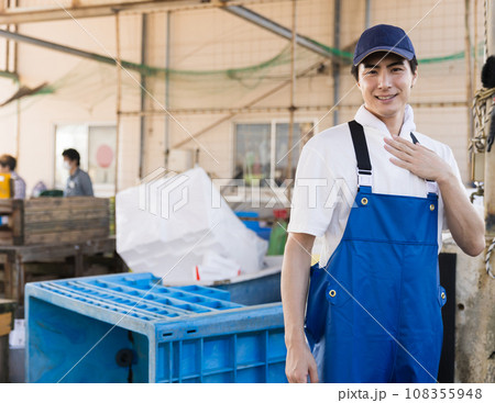 漁港で働く若い漁師さん 108355948