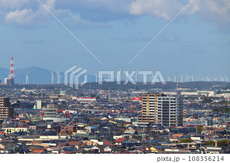 秋田ポートタワーセリオンから眺める風力発電設備群 秋田潟上ウインドファーム 秋田ポートタワーセリオンから眺める風力発電設備群 秋田潟上ウインドファーム 108356214