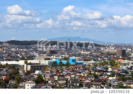 秋田ポートタワーセリオンから眺める風力発電設備群 秋田潟上ウインドファーム 秋田ポートタワーセリオンから眺める風力発電設備群 秋田潟上ウインドファーム 108356216