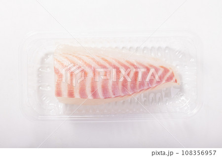 [愛媛県産]　真鯛　　刺身用　(養殖) 108356957