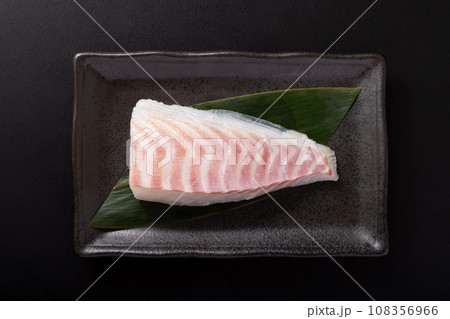 [愛媛県産]　真鯛　　刺身用　(養殖) 108356966