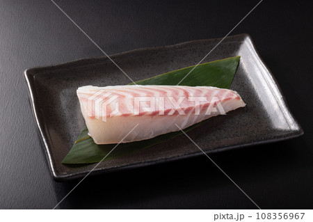 [愛媛県産]　真鯛　　刺身用　(養殖) 108356967