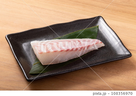 [愛媛県産]　真鯛　　刺身用　(養殖) 108356970