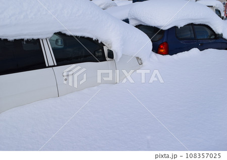 大雪で埋もれてしまった車 大雪で埋もれてしまった車 108357025
