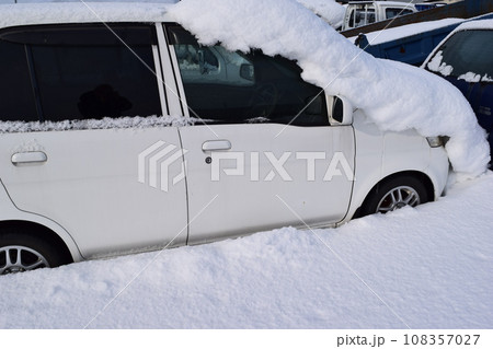 大雪で埋もれてしまった車 大雪で埋もれてしまった車 108357027