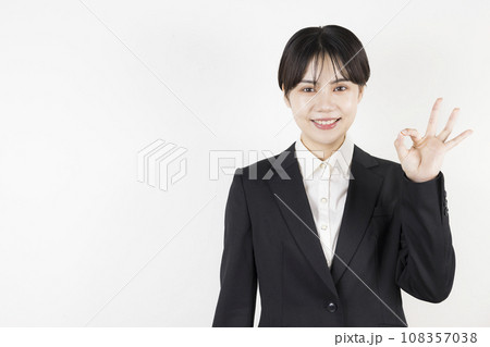 OKマークをしているジャケットを着た20代女性 108357038