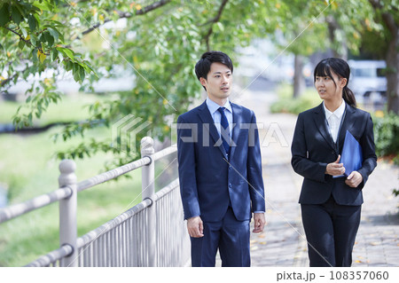 スーツで談笑しながら歩くビジネスマン Business スーツで談笑しながら歩くビジネスマン Business 108357060