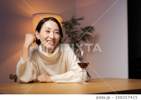 ワインを飲む女性 108357415
