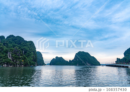 ベトナムハロン湾の奇岩と漁をする人の船 108357430