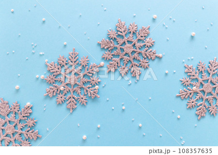 キラキラ輝く雪の結晶の背景 108357635