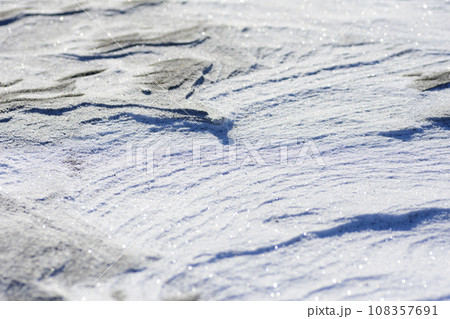 北海道　真冬の大津海岸の風雪紋 108357691