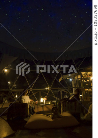 グランピングイメージ　夜ドームテントでプラネタリウムを見る家族 108357699