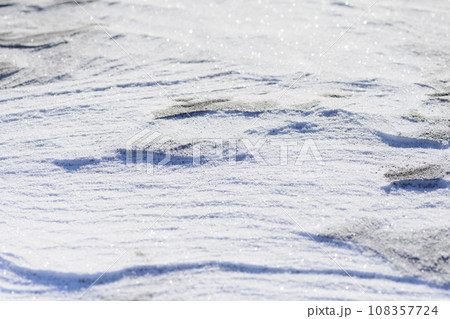 北海道　真冬の大津海岸の風雪紋 108357724