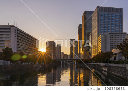 淀屋橋から見た中之島ビル群から見える夕日 淀屋橋から見た中之島ビル群から見える夕日 108358658
