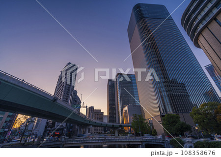 錦橋から見る中之島フェスティバルタワー 錦橋から見る中之島フェスティバルタワー 108358676