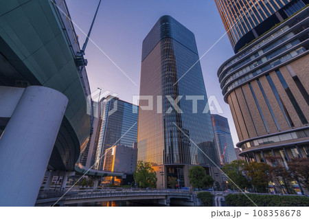 錦橋から見る中之島フェスティバルタワー 錦橋から見る中之島フェスティバルタワー 108358678