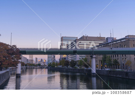 錦橋から見る淀屋橋方面の中之島の街並み 108358687