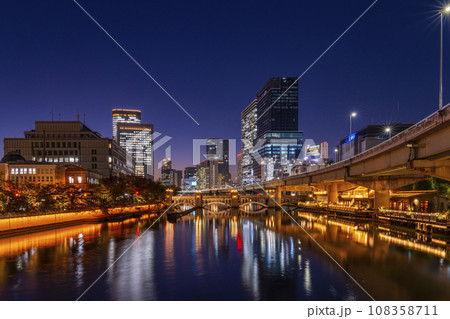 中之島　鉾流橋から水晶橋周辺の夜景 108358711