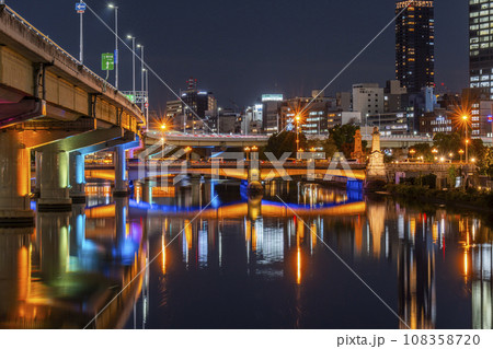 中之島　鉾流橋から難波橋周辺の夜景 108358720