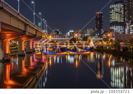 中之島　鉾流橋から難波橋周辺の夜景 108358721