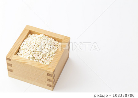 升に入った押麦　白バック 108358786