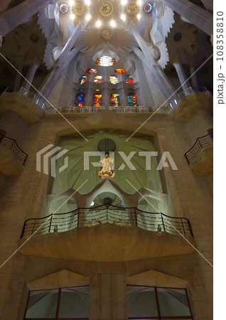 世界遺産サグラダ・ファミリア大聖堂の聖母マリア像遠景 世界遺産サグラダ・ファミリア大聖堂の聖母マリア像遠景 108358810
