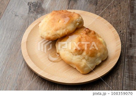 ホットビスケット　焼きたて 108359070