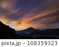 富士山と朝焼け 108359323