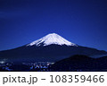 冠雪した富士山の夜景 108359466
