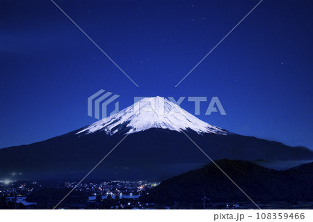 冠雪した富士山の夜景 108359466