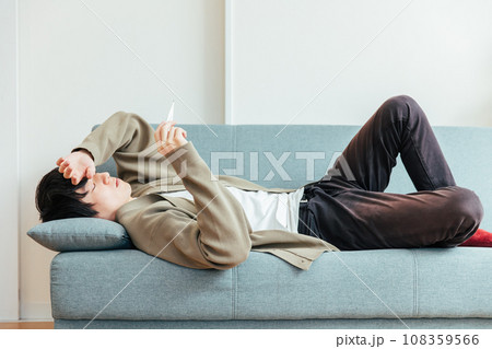 体調不良の男性　catch a cold 108359566