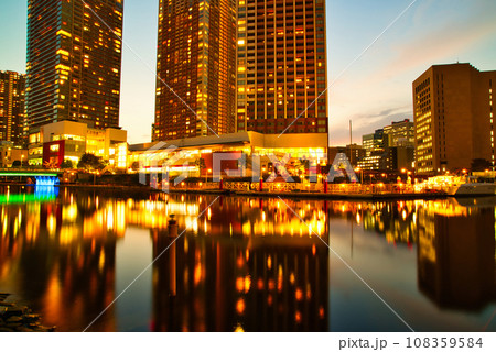 芝浦アイランドの超高層ビル群の夕景 芝浦アイランドの超高層ビル群の夕景 108359584