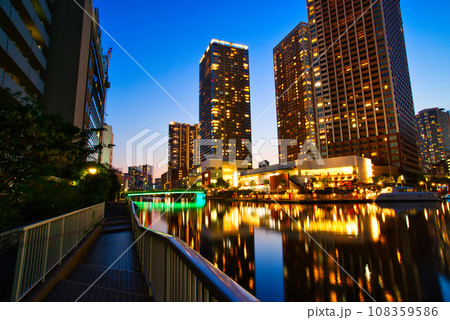 芝浦アイランドの超高層ビル群の夕景 芝浦アイランドの超高層ビル群の夕景 108359586